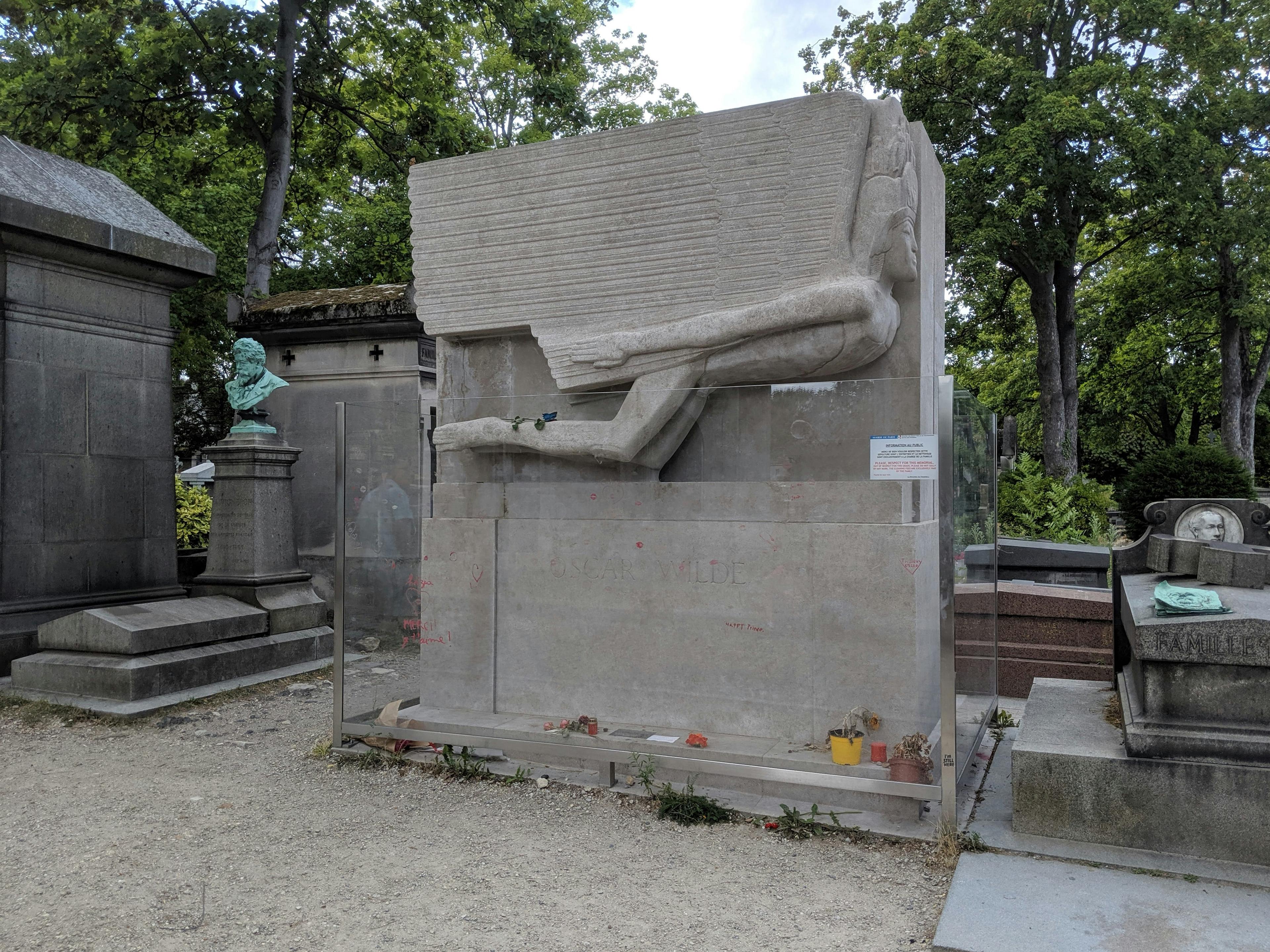 Paris: Père Lachaise Walking Tour — History, Icons & Wine Apéro - photo 3