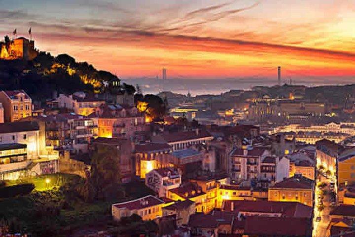 Lisbon Fado Night Tour: Dinner, Live Show & Illuminated City Highlights - photo 4