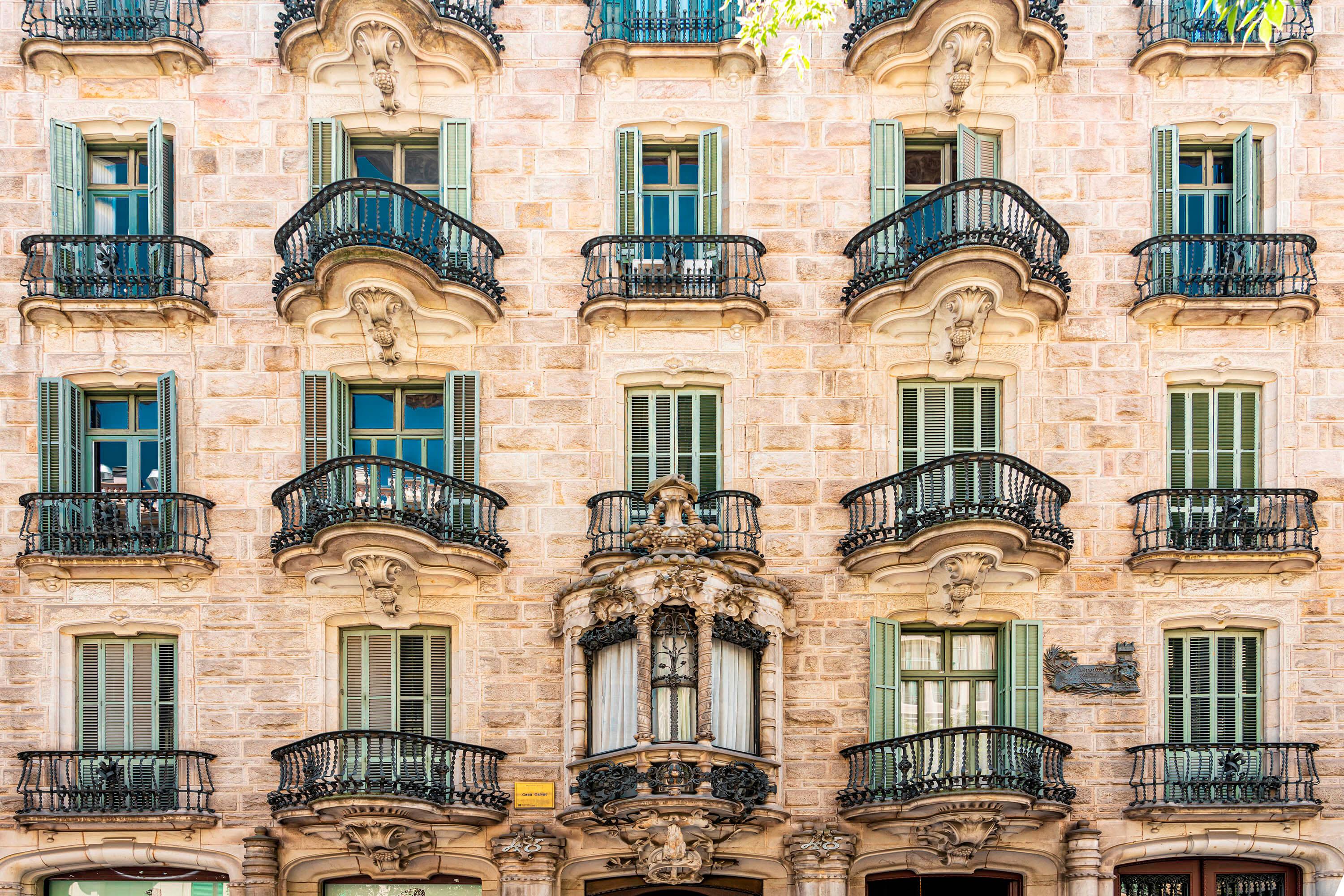 Barcelona: Gaudí masterpieces Walking Tour with Audio Guide App - photo 2