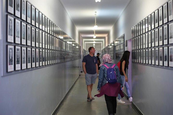 Auschwitz Birkenau: Live-Guided Tour with Transportation and Hotel Pickup - photo 3