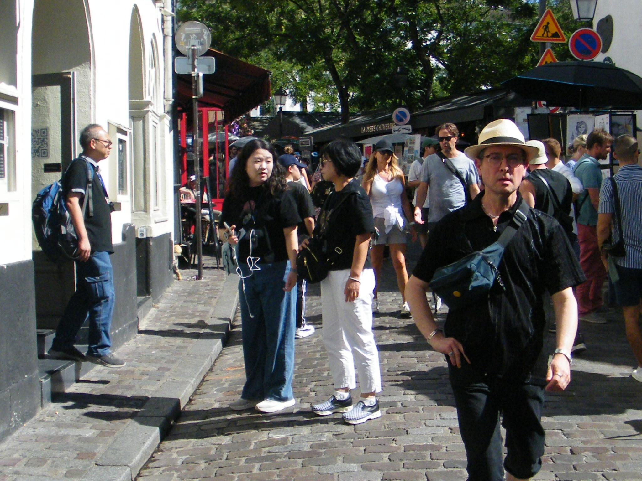 Montmartre Walk: Moulin Rouge to Sacré-Cœur - photo 5