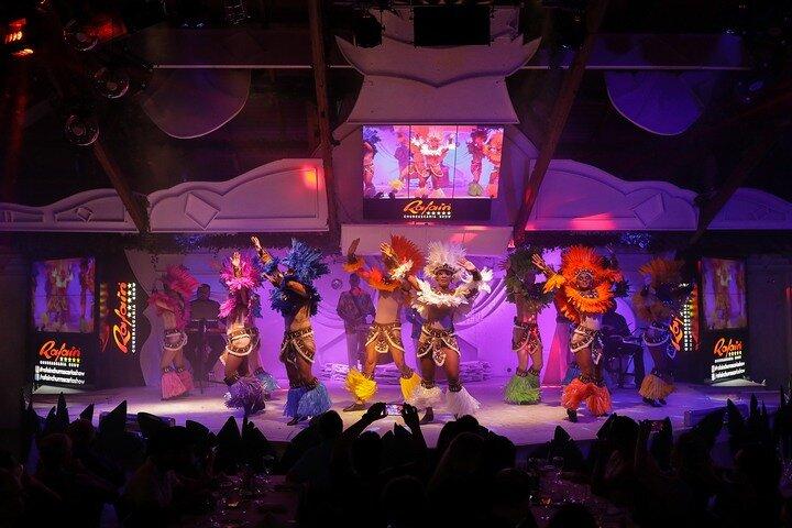 Foz: Private Guide & Transfer to Shared Dinner Show Experience - photo 3