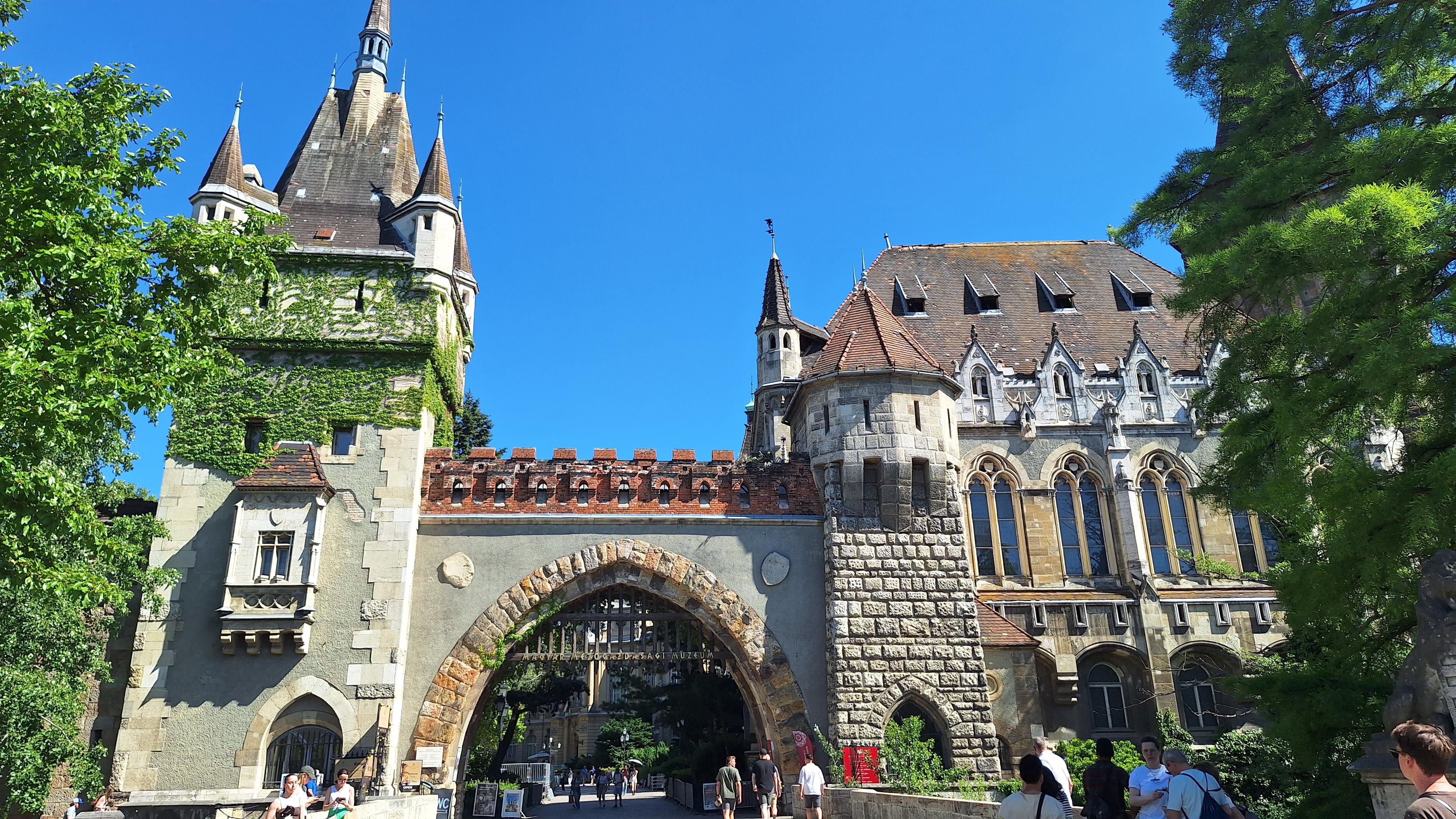 Famous Hollywood Film Spots in Budapest | Sightseeing Private Car Tour | EN - photo 2